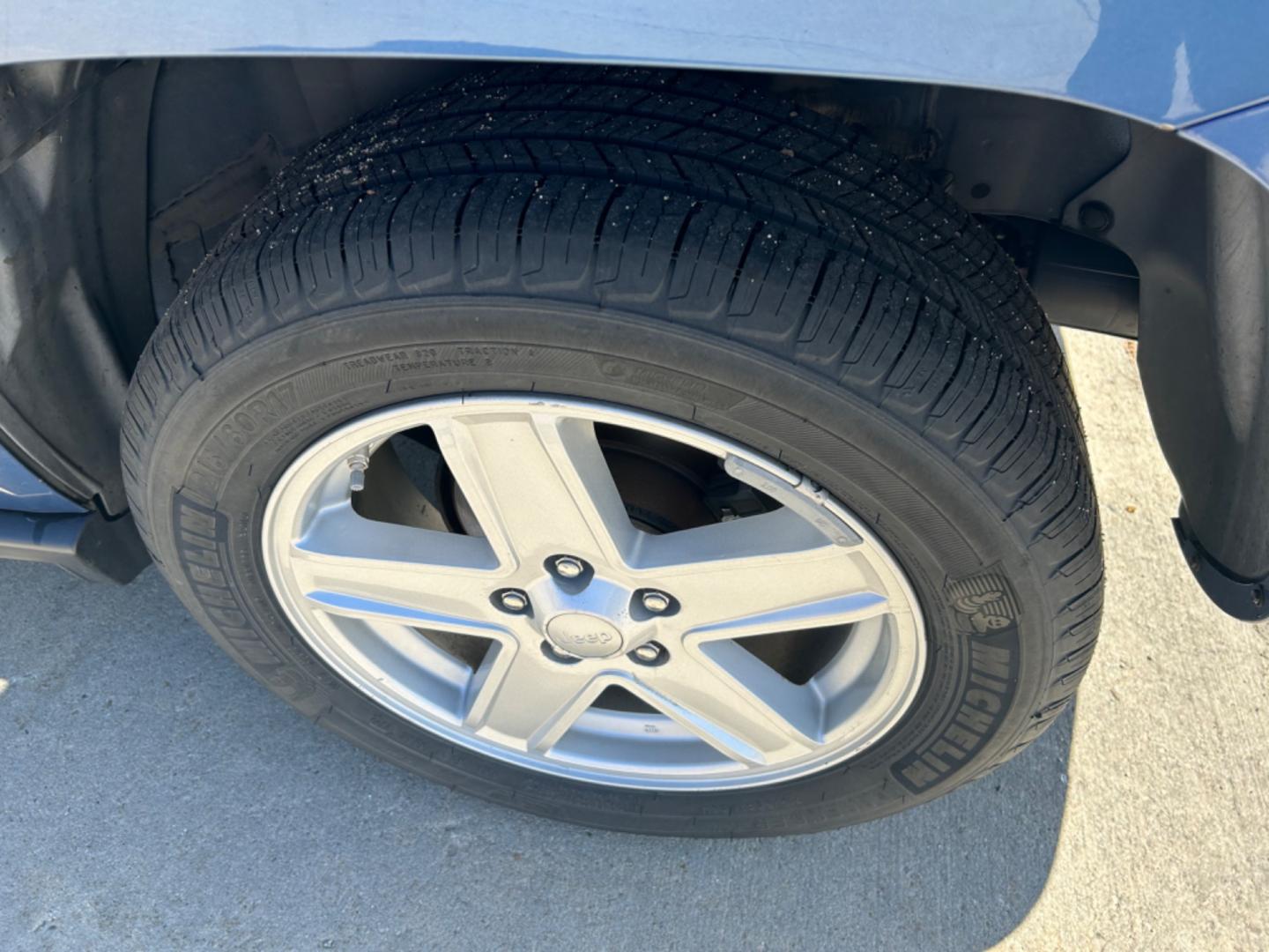 2007 /Gray JEEP COMPASS SPORT (1J8FF47W17D) with an 2.4L engine, 5-Speed Manual transmission, located at 3030 CY Ave, Casper, WY, 82604, (307) 265-3830, 42.827816, -106.357483 - Photo#6